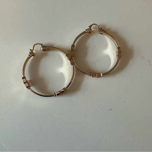 Tory Burch Gold Hoops 4 Side T Logo - Picture 2 of 3